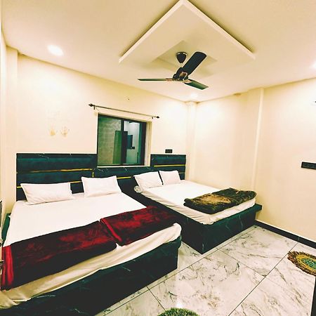 Hotel Shiv Gouri Palace Uddzsaín Kültér fotó